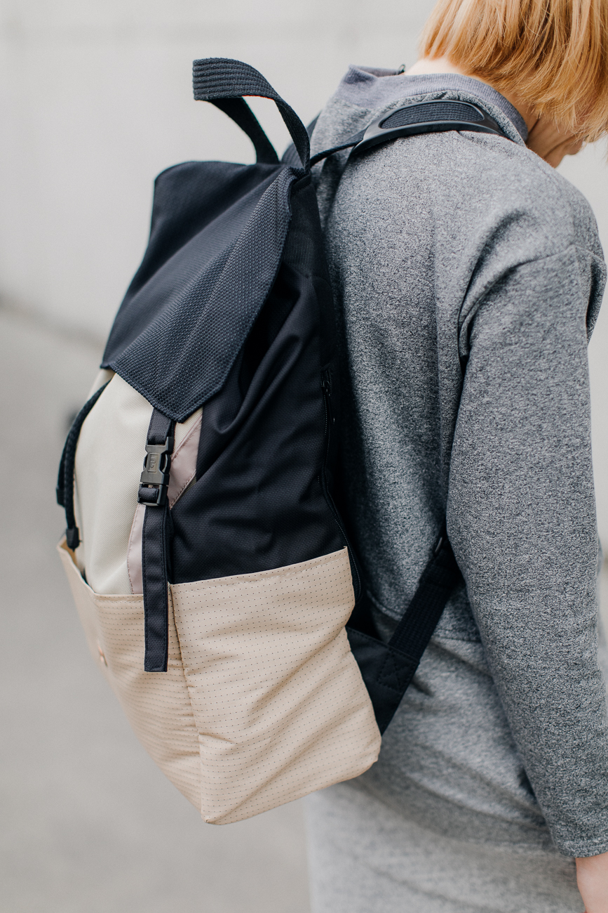 Plecak KOLAŻ KREMOWY. Stylowy damski plecak miejski w kolorze czarnym z elementami szarymi i beżowymi. Plecak wododporny z miejscem na laptopa.