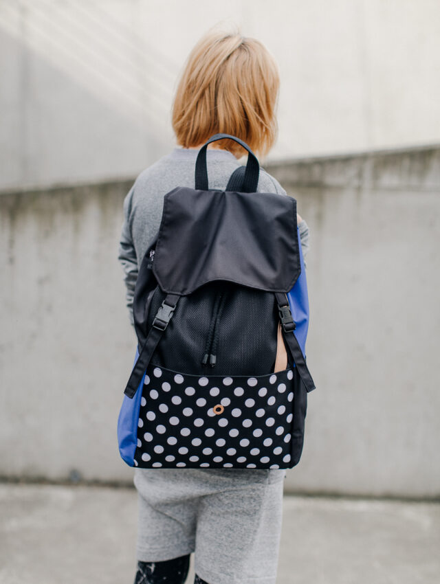 Plecak KOLAŻ NIEBIESKI. Damski plecak w stylu miejskim w kolorze czarnym z elementami niebieskimi i białymi kropkami. PLecak wododporny z miejscem na laptopa.