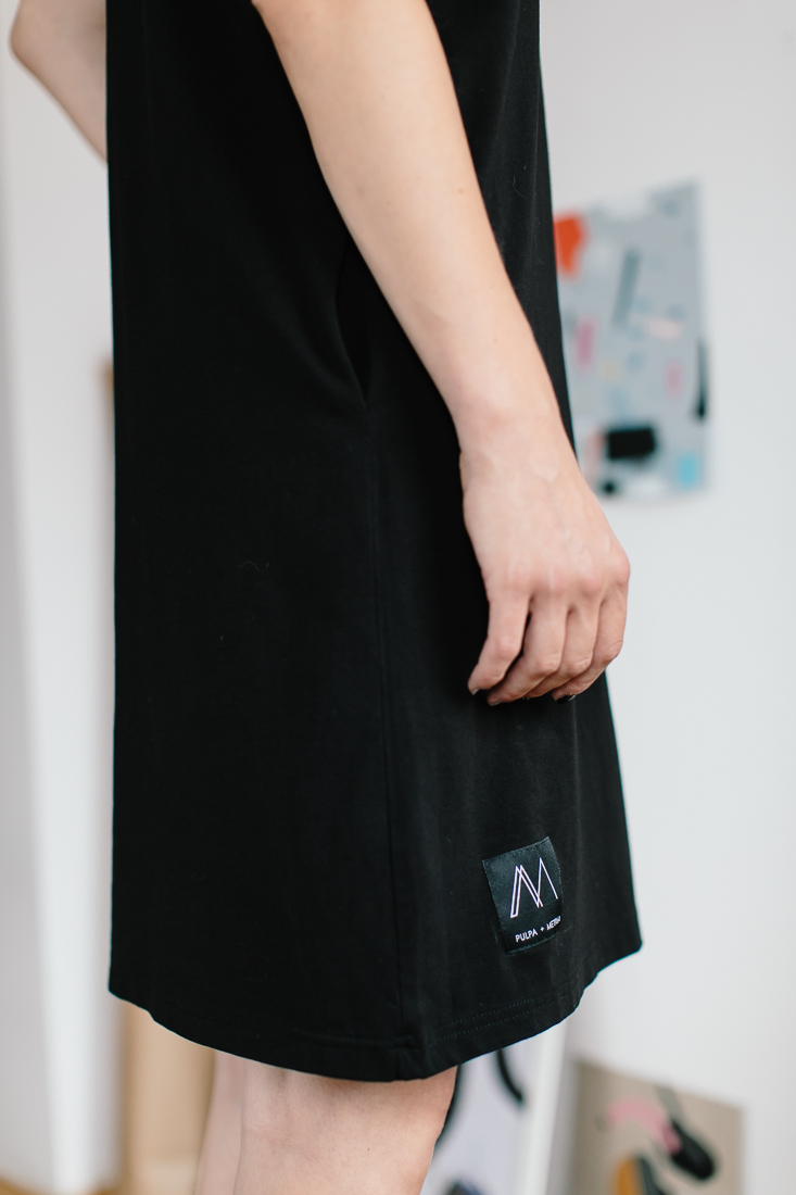 sukienka AMARELO -- Wygodna damska czarna sukienka, wykonana ręcznie w stylu Basic z czarnej dzianiny. Metr64 i Pulpa. Polski Handmade