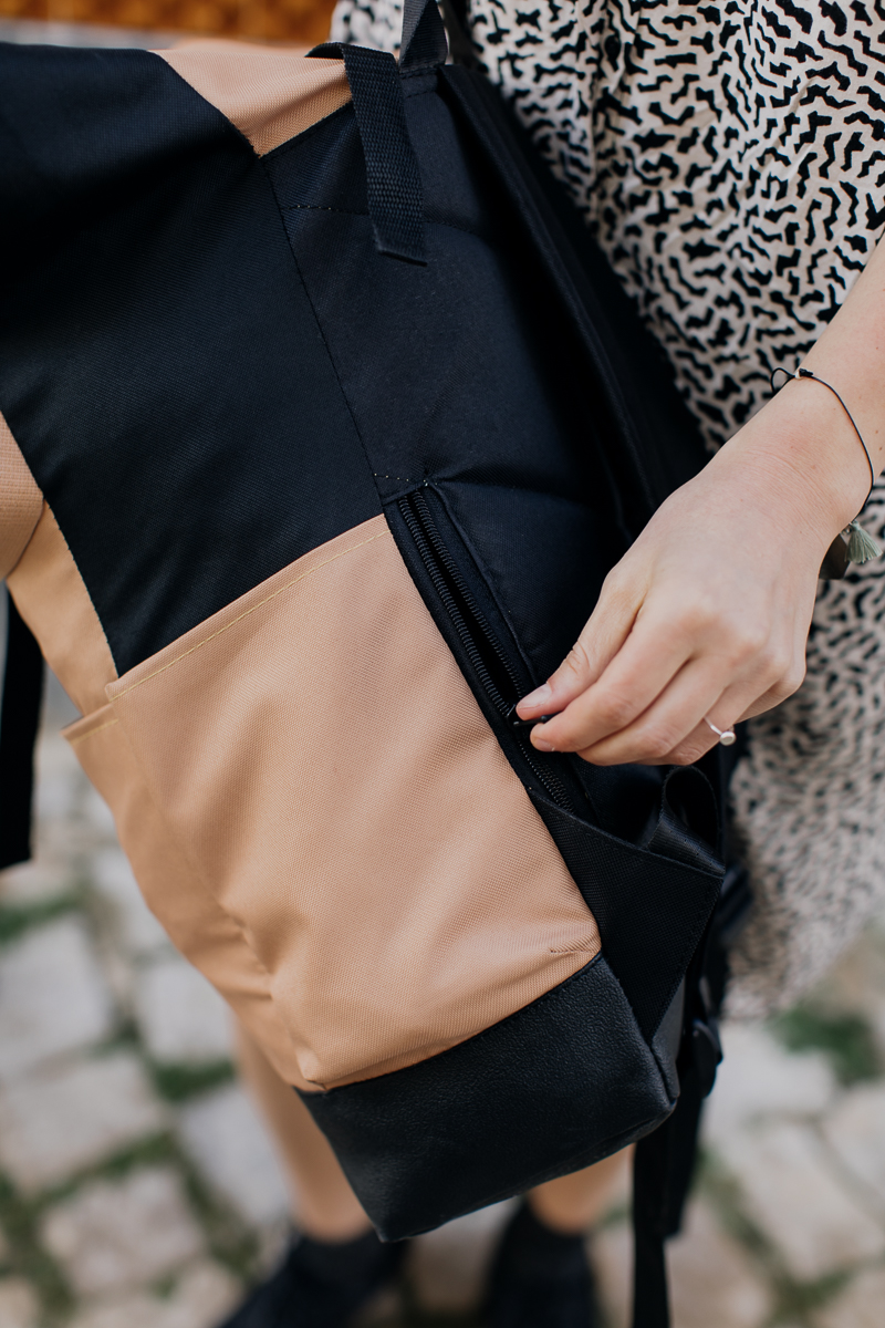Beżowy plecak damski miejski kieszonka boczna na portfel telefon