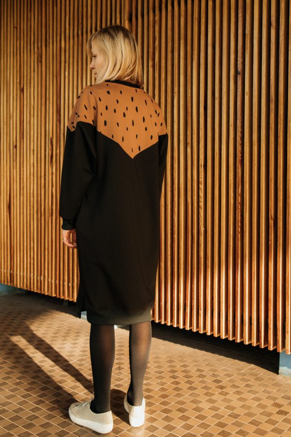 sukienka PESTKA - Długa damska bluza / sukienka / tunika / oversize w kolorach czarnym i piaskowo brązowym. Wzór w czarne kropki.