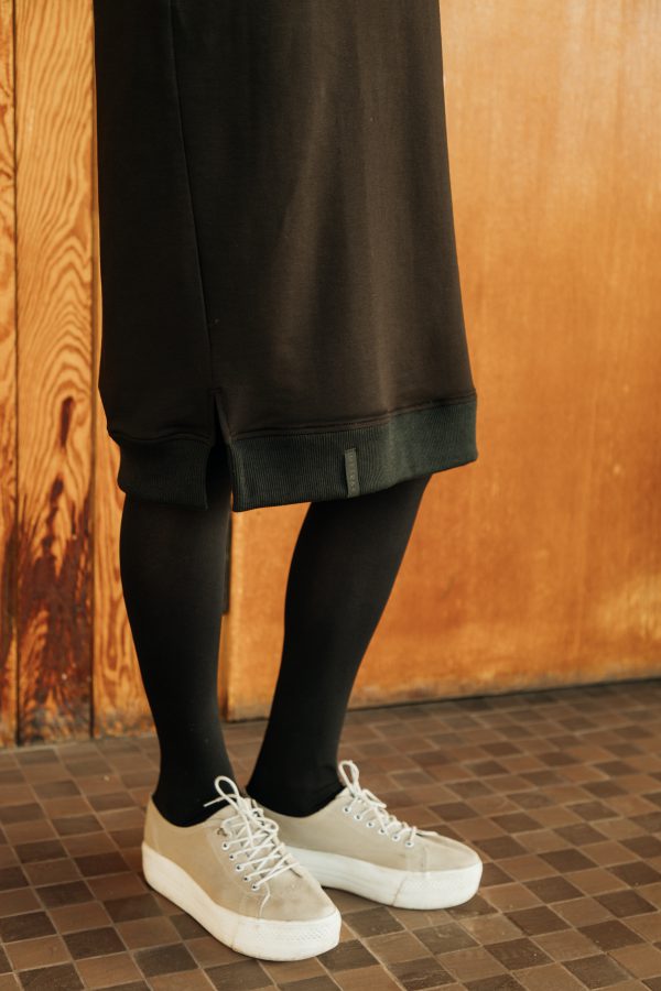 sukienka PESTKA - Długa damska bluza / sukienka / tunika / oversize w kolorach czarnym i piaskowo brązowym. Wzór w czarne kropki.