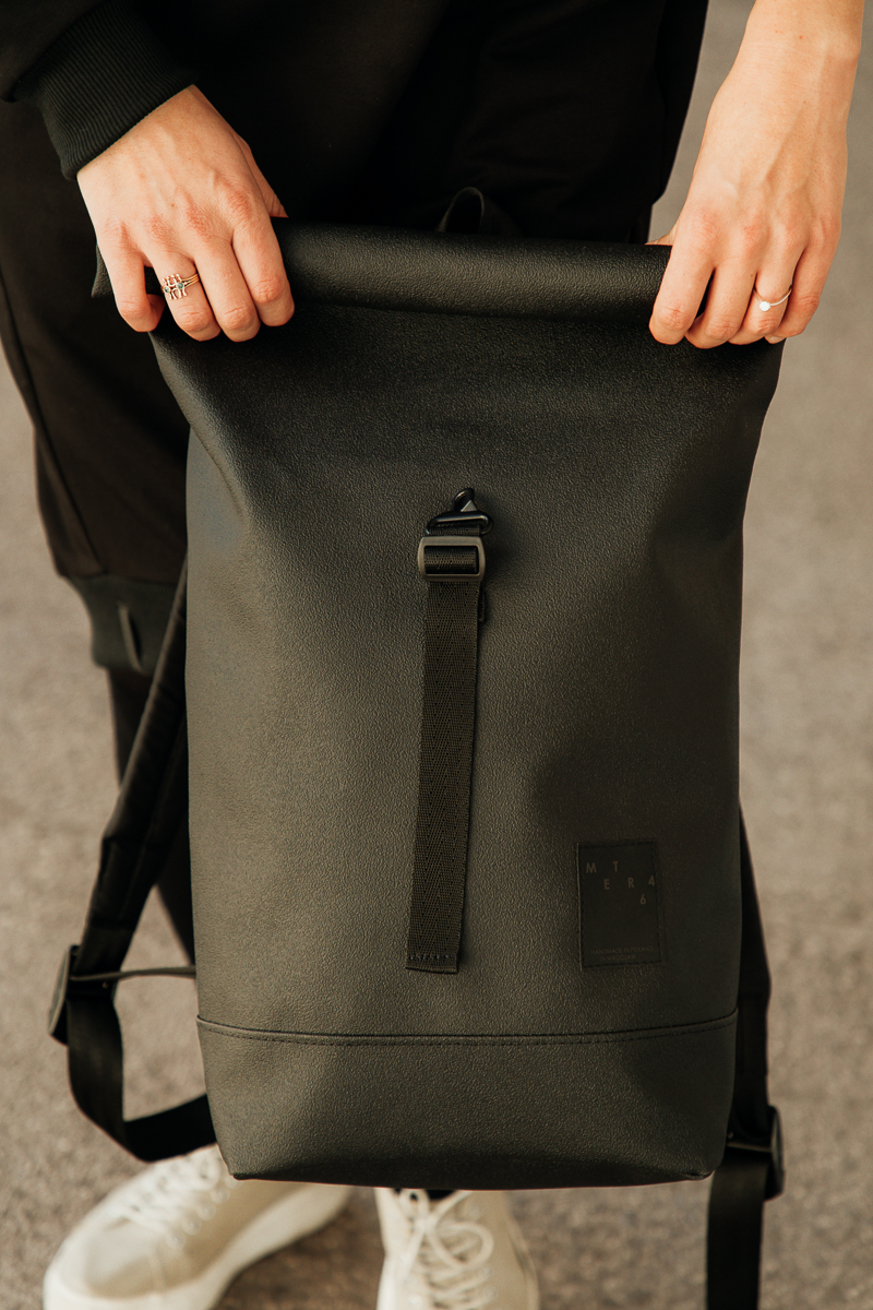 plecak ZAĆMIENIE Damski miejski mały czarny zwijany stylowy plecak. Kieszeń na małego laptopa.
