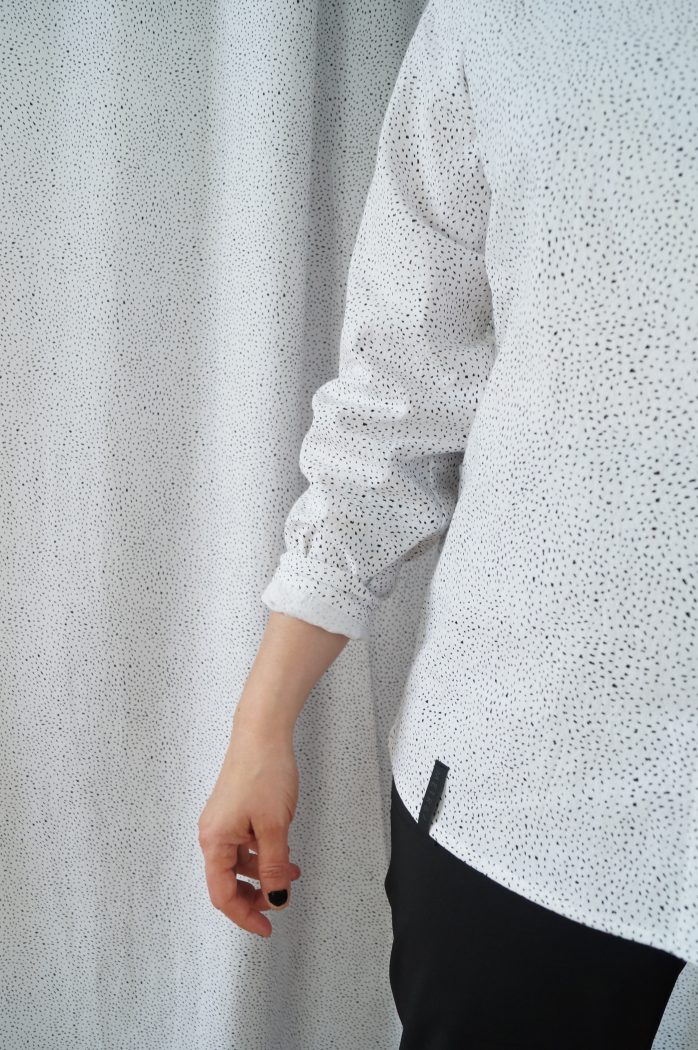 koszula BIEL- METR64 - Bawełniana, damska, biała koszula z delikatnym czarnym wzorem w małe czarne plamki. Naturalny materiał. Ręcznie wykonana.
