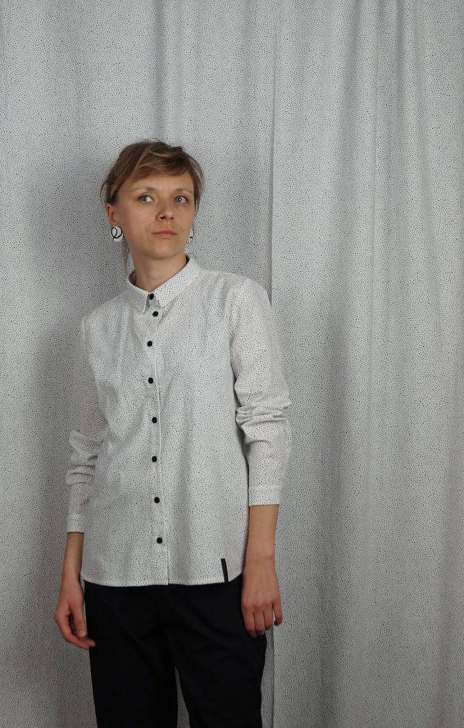 koszula BIEL- METR64 - Bawełniana, damska, biała koszula z delikatnym czarnym wzorem w małe czarne plamki. Naturalny materiał. Ręcznie wykonana.