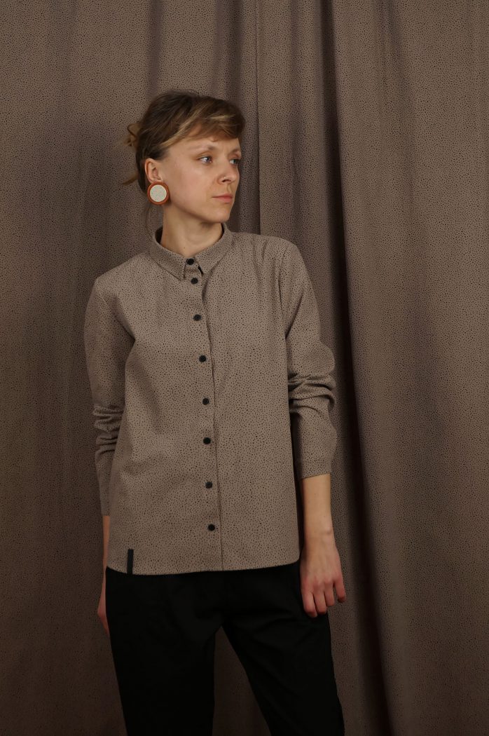 koszula ZIEMISTA - METR64 - Bawełniana, damska, brązowa koszula z delikatnym czarnym wzorem w małe czarne plamki. Naturalny materiał. Ręcznie wykonana.