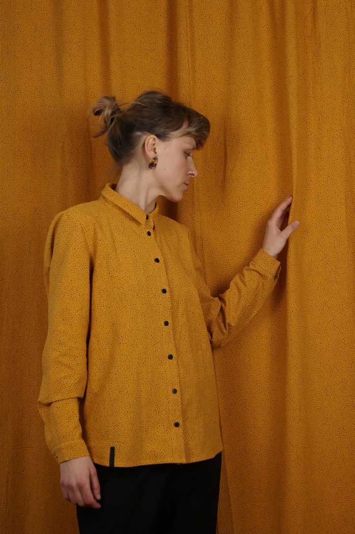 koszula SŁOŃCE- METR64 - Bawełniana, damska, żółta koszula z delikatnym czarnym wzorem w małe czarne plamki. Naturalny materiał. Ręcznie wykonana.