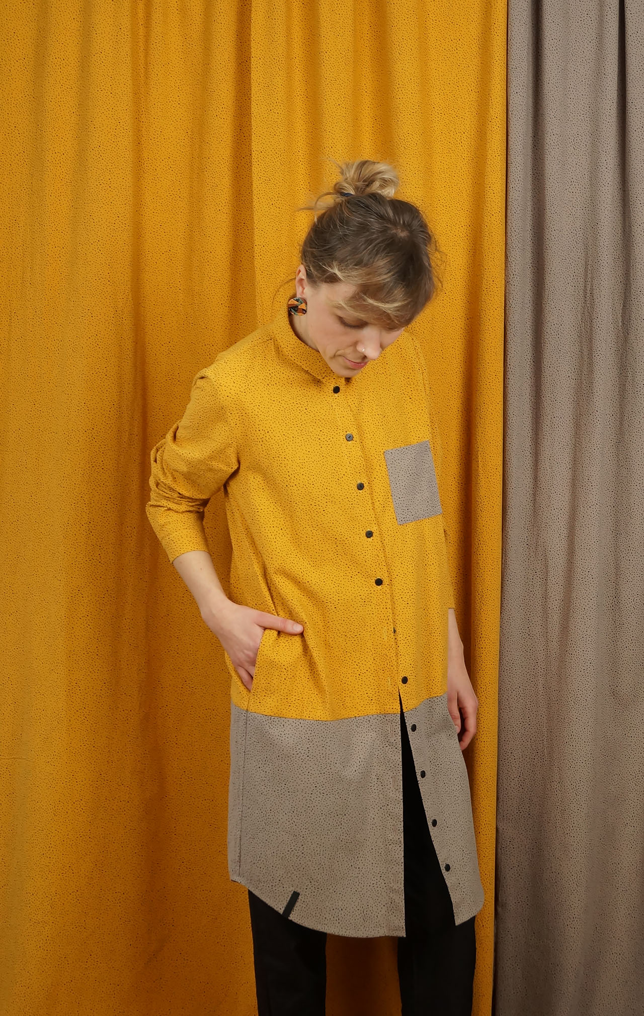 Tunika SŁOŃCE- METR64 - Bawełniana, damska, żółto szara koszula / tunika / sukienka z delikatnym czarnym wzorem w małe czarne plamki.