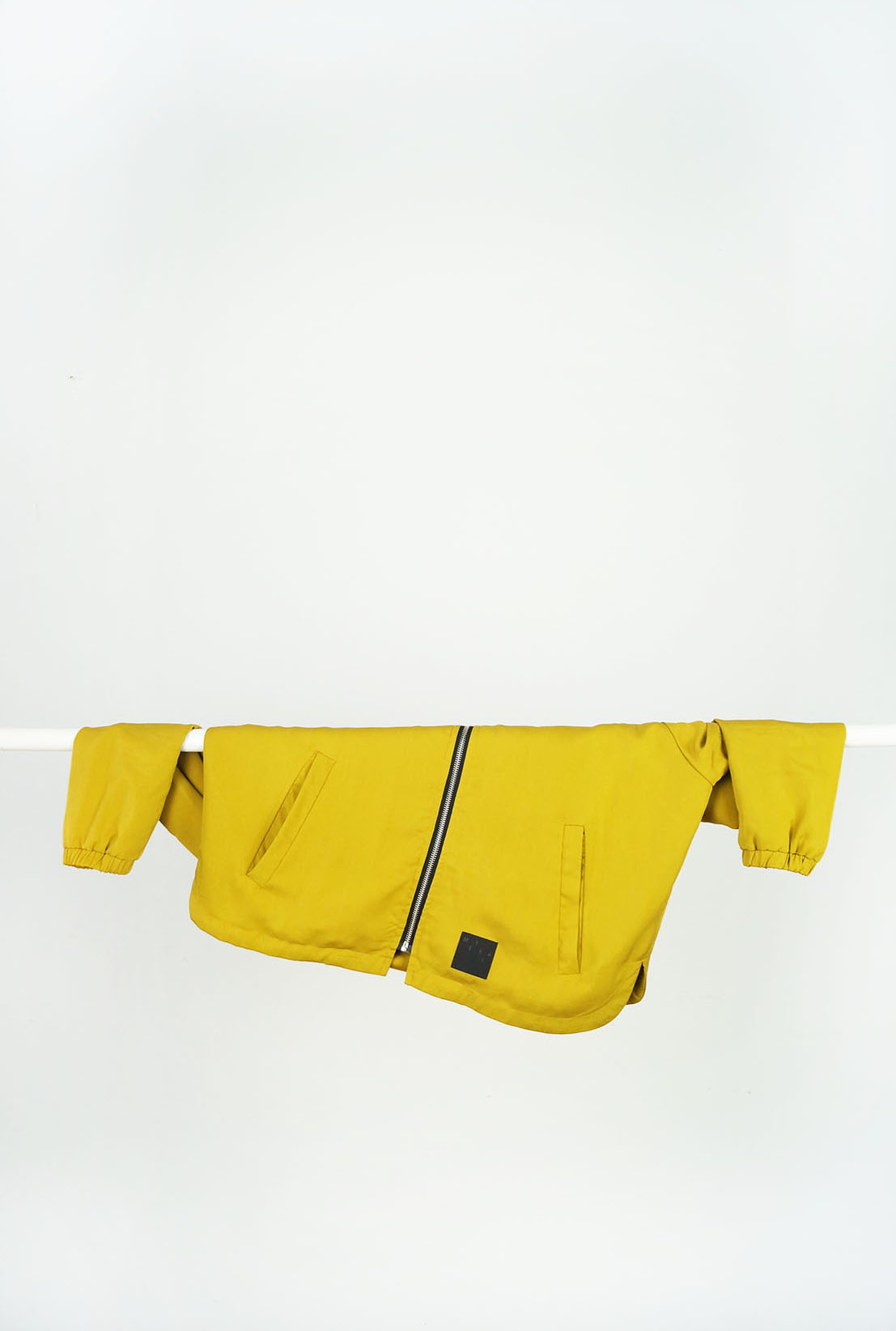 Kurtka  MIÓD - Damska kurtka bomberka ATRAMENT w klasycznej formie, w kolorze ciemnego, atramentowego granatu. Kurtka szyta ręcznie. Wodoodporny, poliester + bawełna