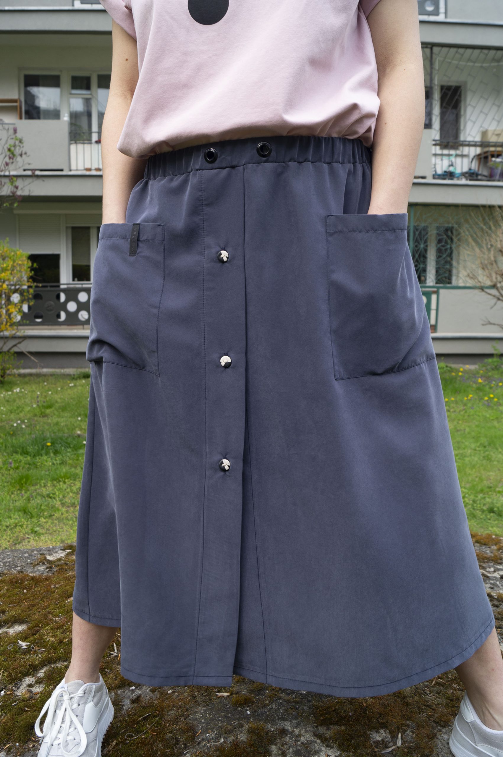 spódnica CHMURA- Długa damska spódnica w kolorze bladego granatu. Szyta ręcznie w polsce. Autorskie unikatowe wzorzyste guziki.