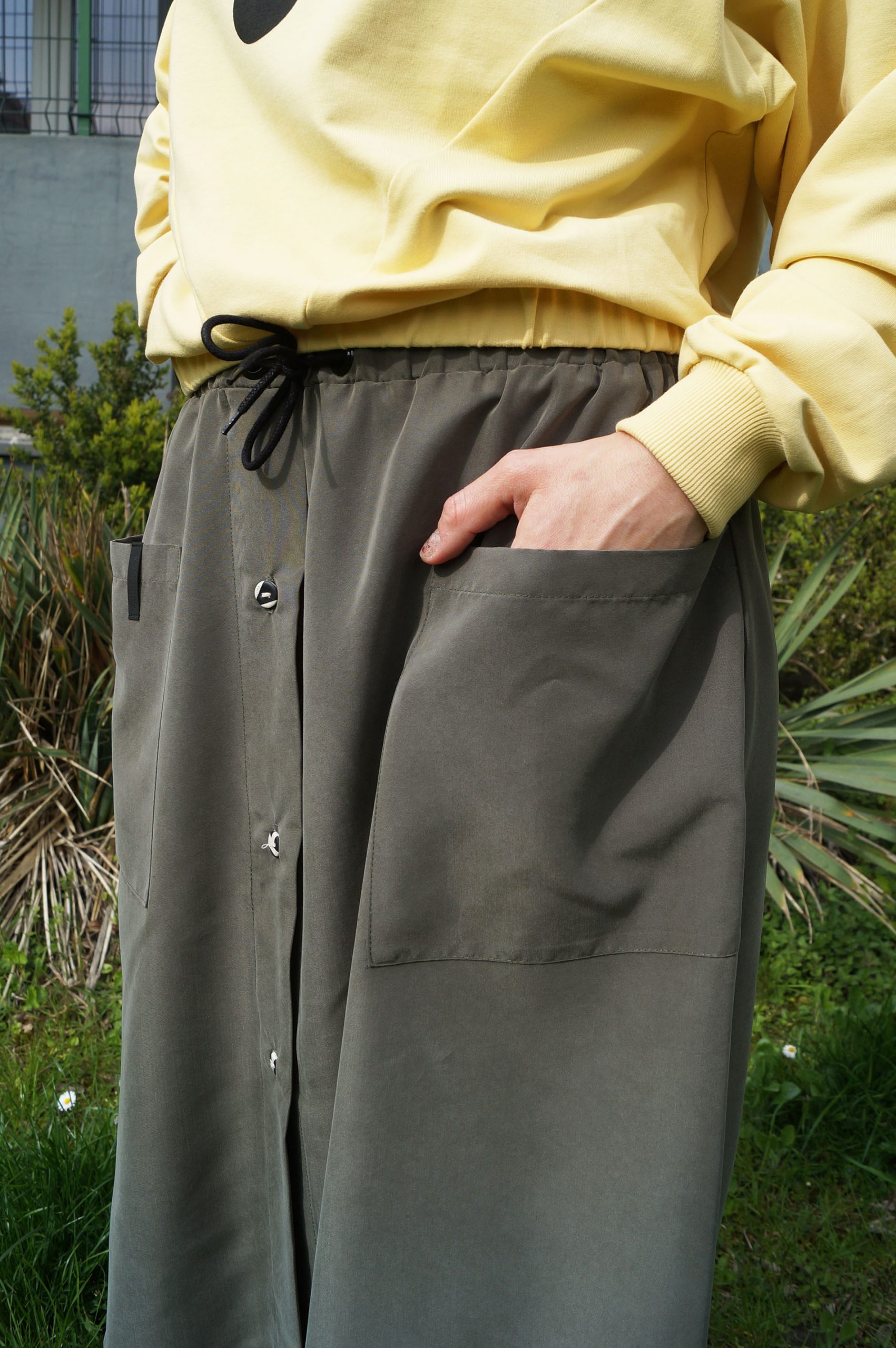 spódnica MECH- Długa damska spódnica w kolorze zieleni khaki/oliwkowej. Szyta ręcznie w polsce. Autorskie unikatowe wzorzyste guziki.