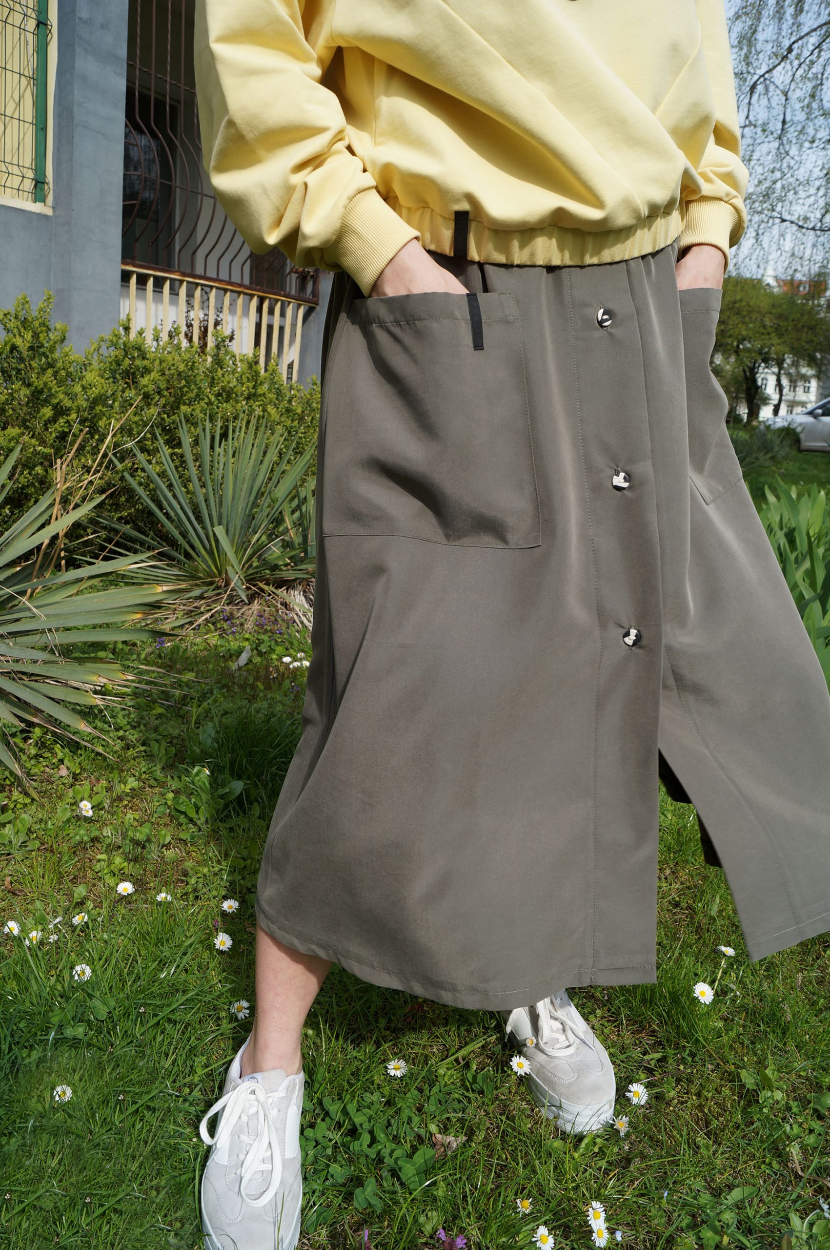 spódnica MECH- Długa damska spódnica w kolorze zieleni khaki/oliwkowej. Szyta ręcznie w polsce. Autorskie unikatowe wzorzyste guziki.