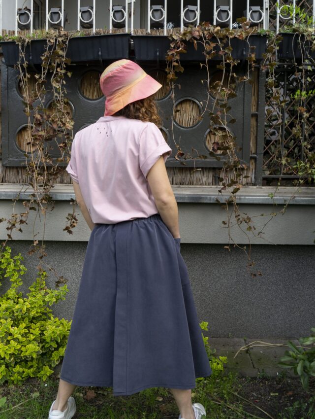 spódnica CHMURA- Długa damska spódnica w kolorze bladego granatu. Szyta ręcznie w polsce. Autorskie unikatowe wzorzyste guziki.