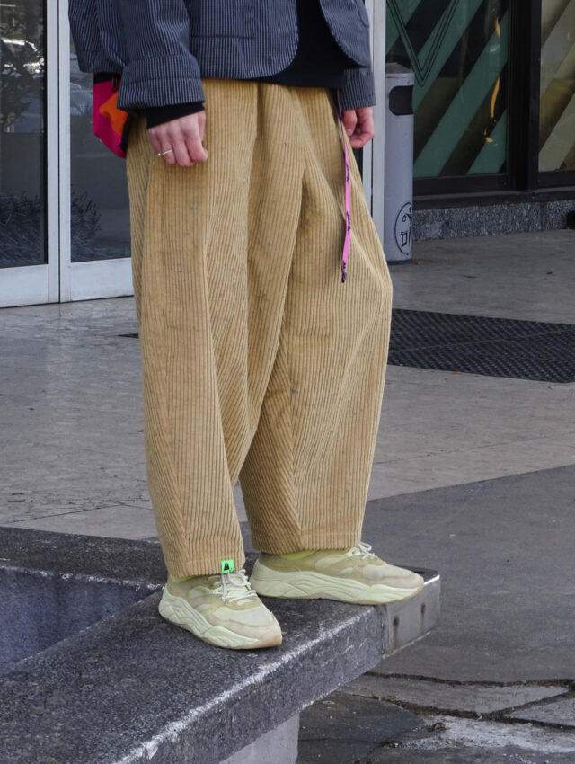 spodnie szerokie, wygodne, unisex, sztruksowe, sztruksy, beżowe, gruby sztruks, bawełniane, 100% bawełny, szyte i projektowane w polsce, unisex, kolorowe drobinki, oryginalny materiał